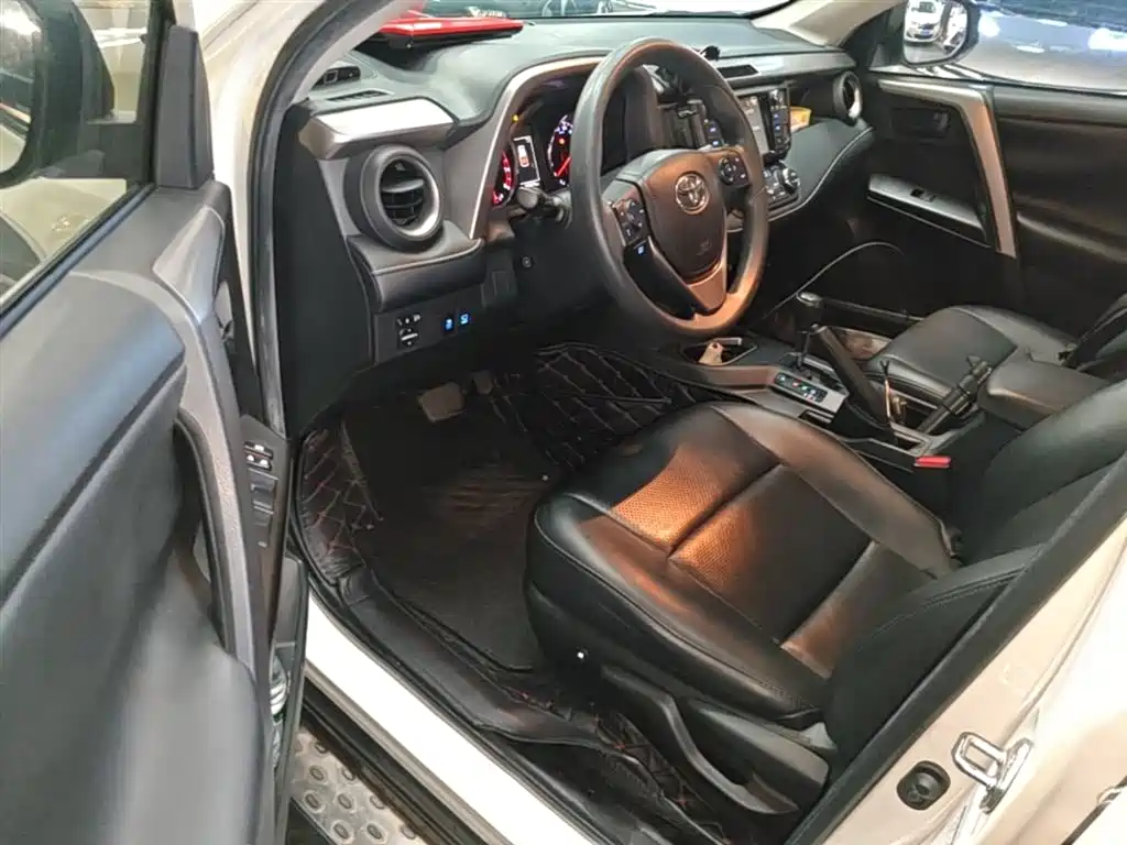 Toyota RAV4 2019 — фото 16