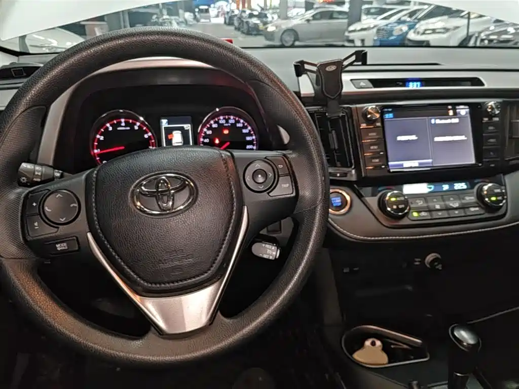 Toyota RAV4 2019 — фото 10
