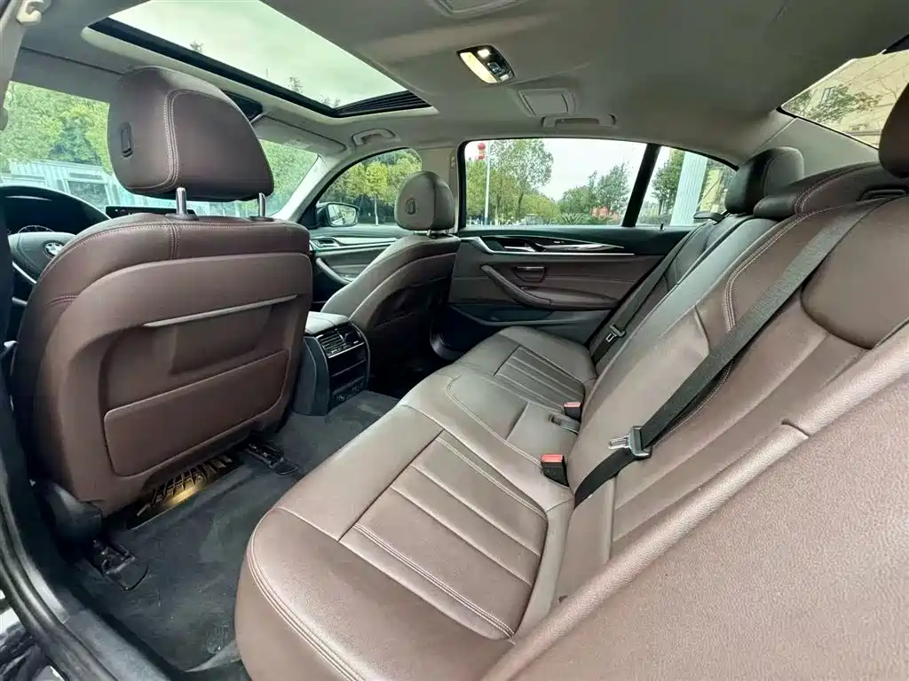 BMW 5 Series 2019 — фото 17