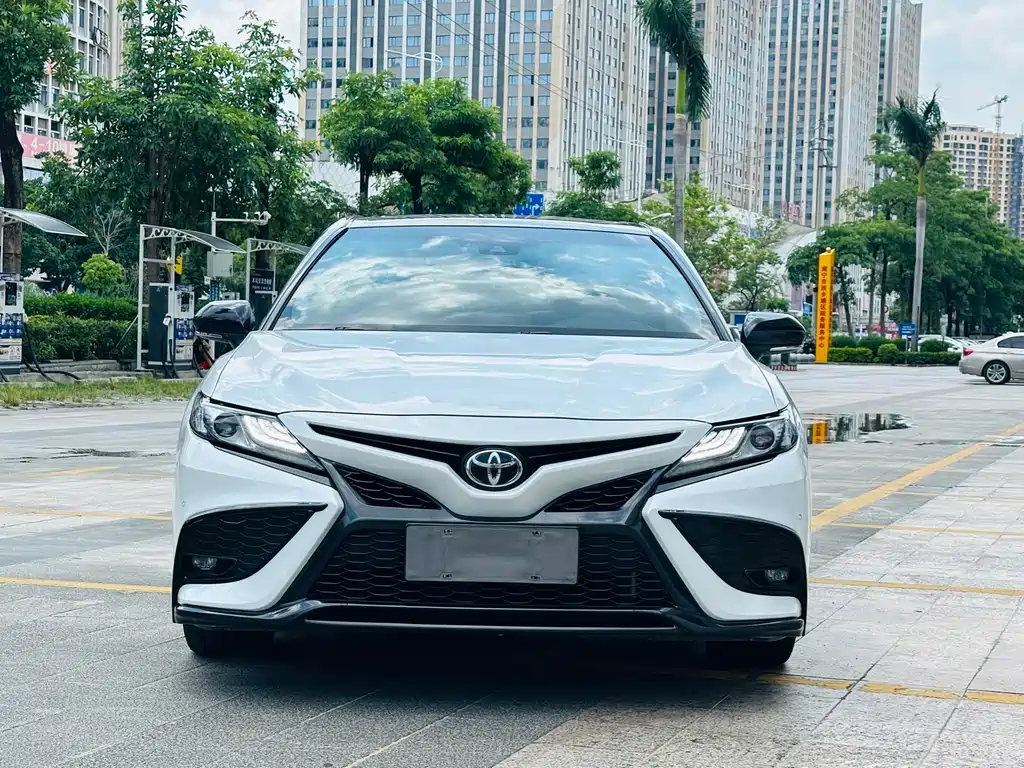 Toyota Camry 2023 — фото 2