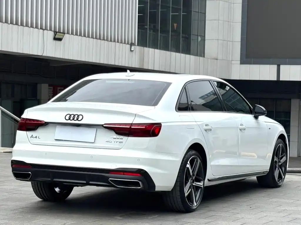 Audi A4L 2023 — фото 8