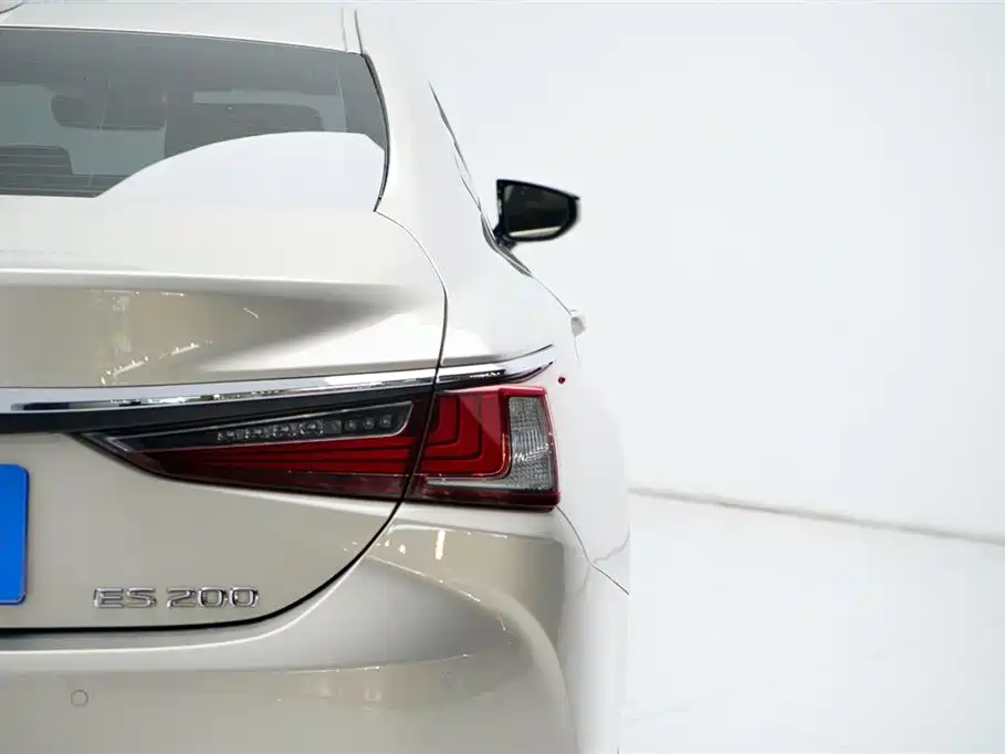Lexus ES 2018 — фото 18