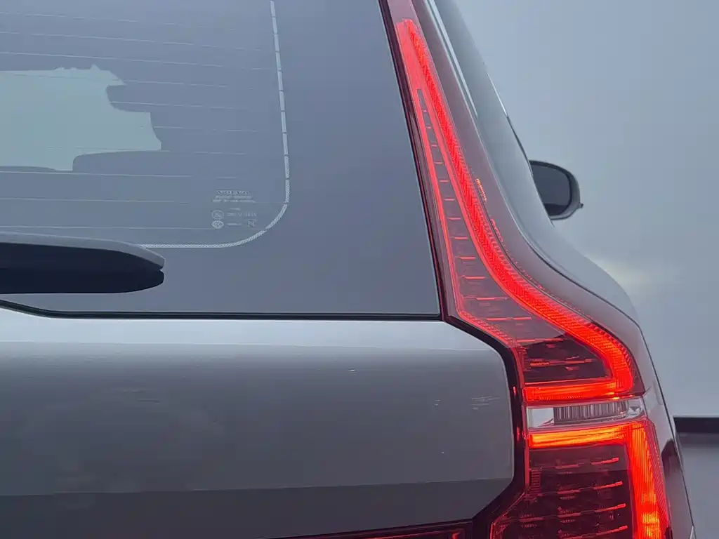 Volvo XC60 2022 — фото 12
