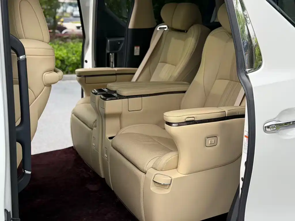 Toyota Alphard 2022 — фото 13