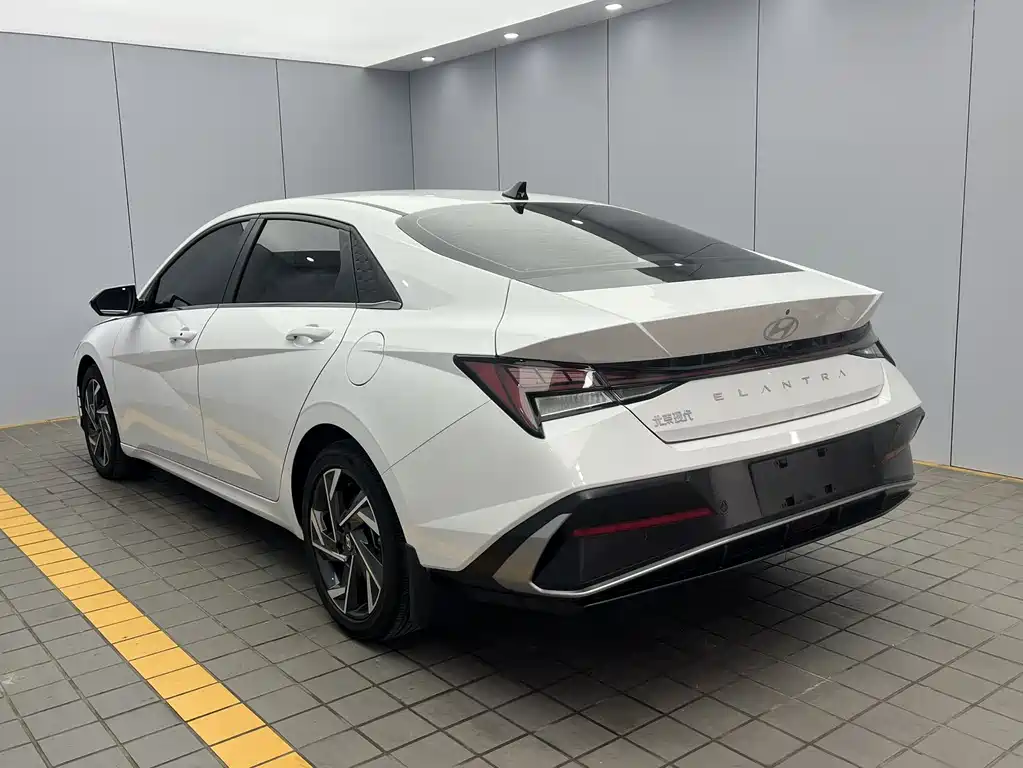 Hyundai Elantra 2023 — фото 4