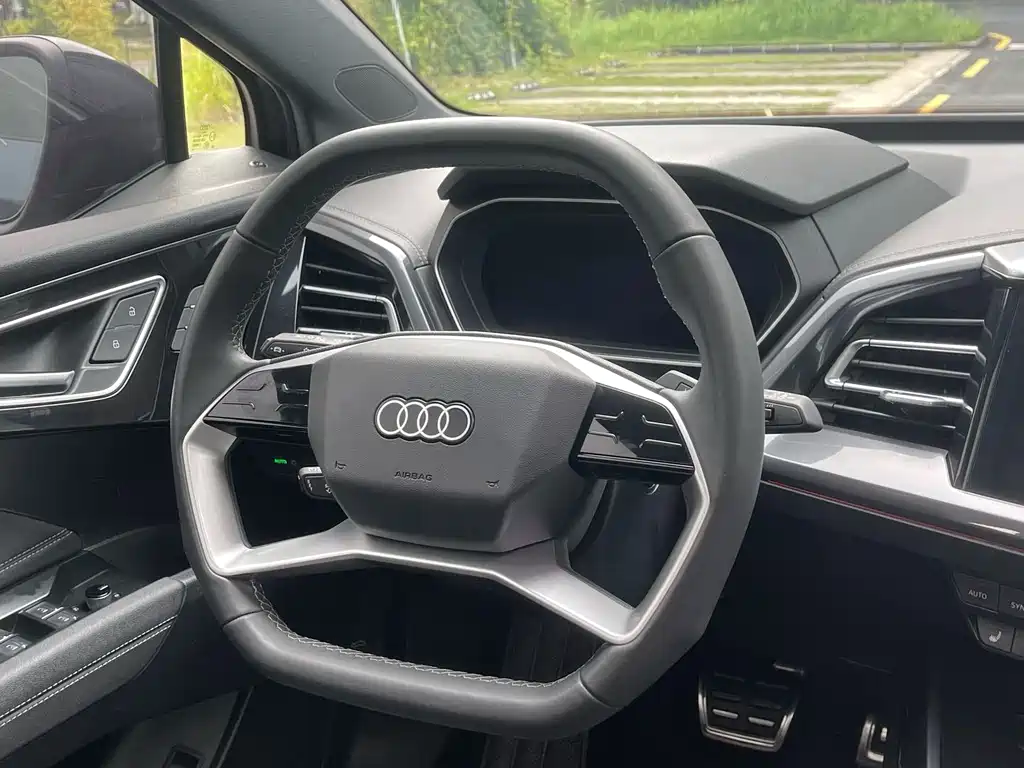 Audi Q4 e-tron 2023 — фото 20