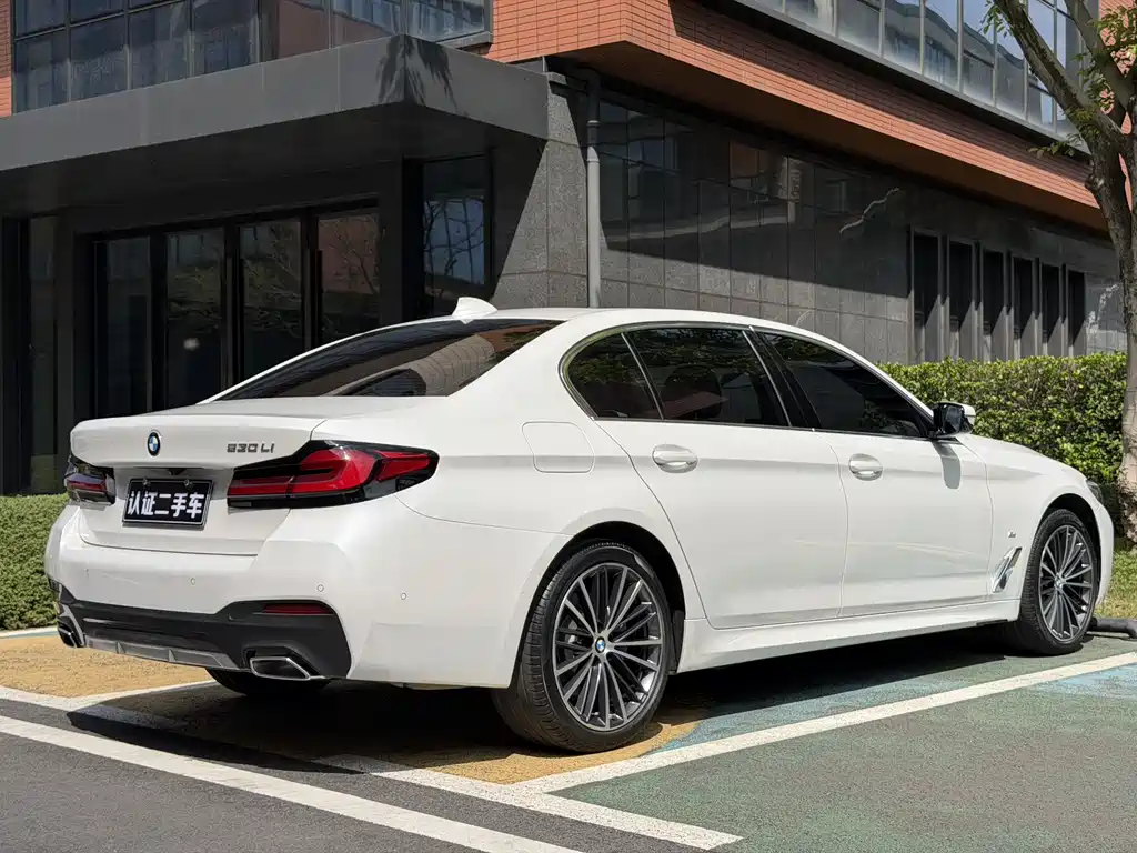 BMW 5 Series 2021 — фото 17