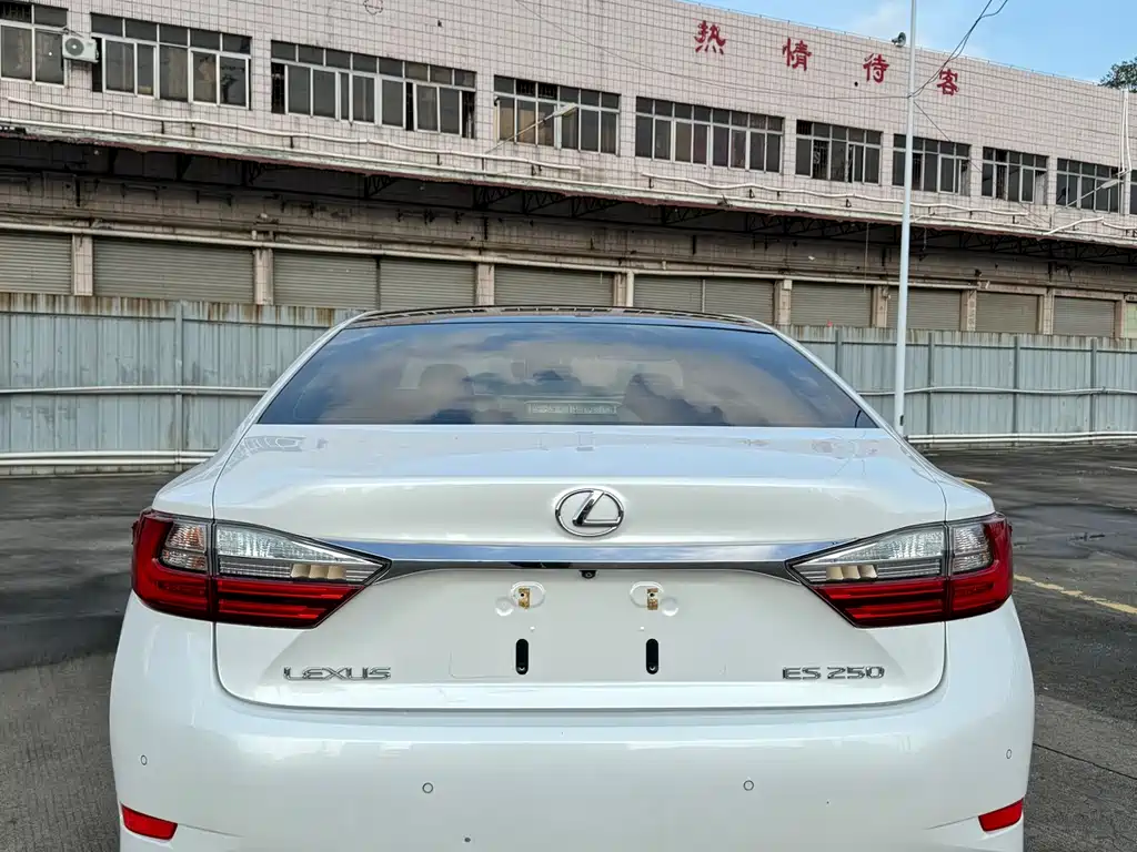 Lexus ES 2016 — фото 10