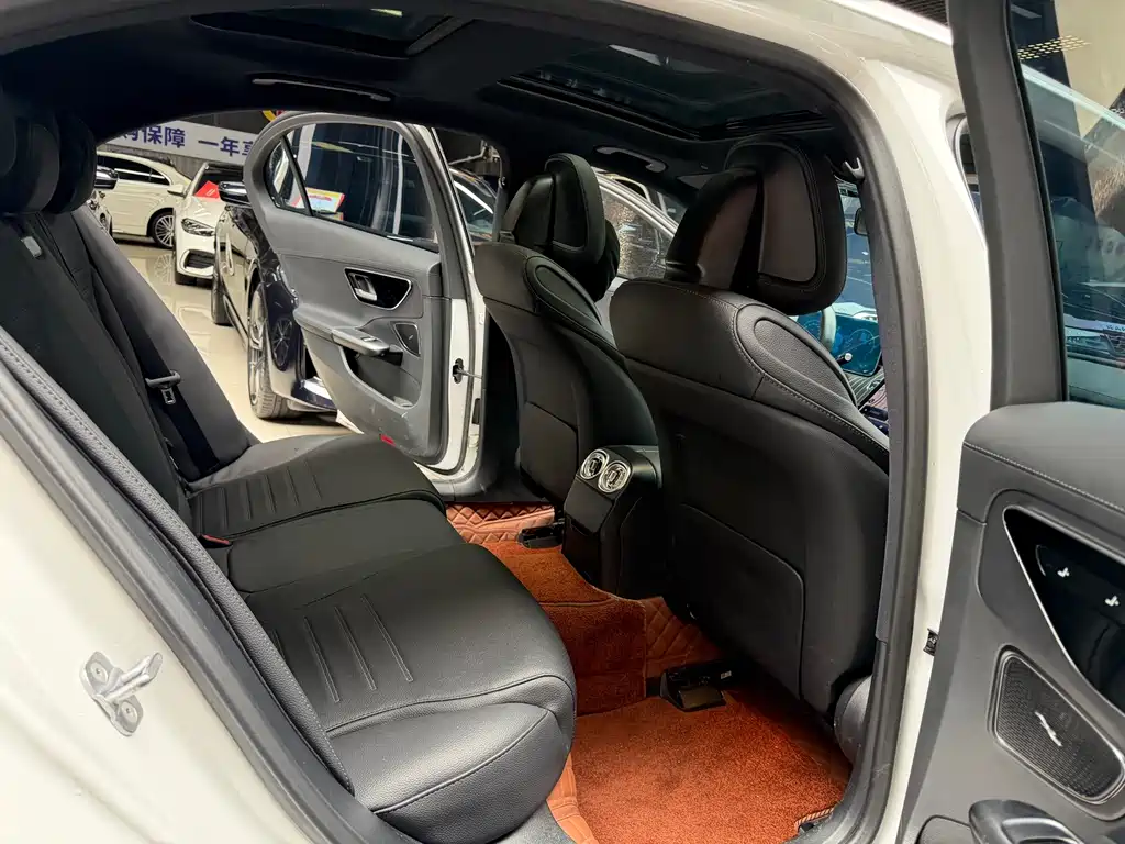 Mercedes-Benz C-Class 2024 — фото 16