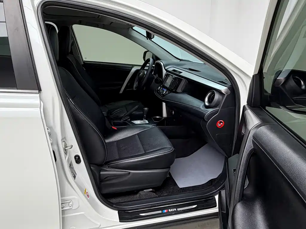 Toyota RAV4 2018 — фото 11