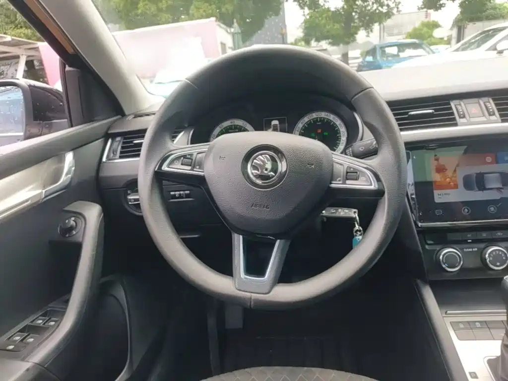 Skoda Octavia 2019 — фото 11