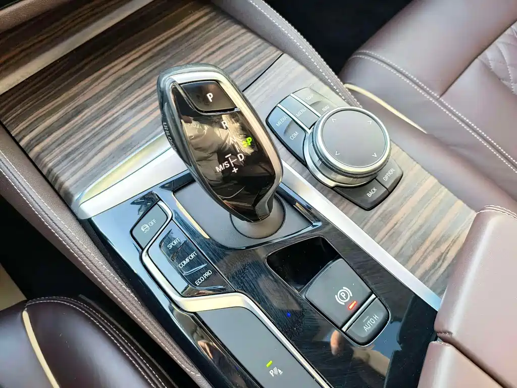 BMW 5 Series 2019 — фото 12