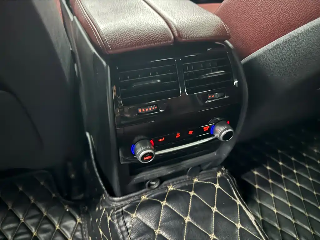 BMW 5 Series 2018 — фото 16
