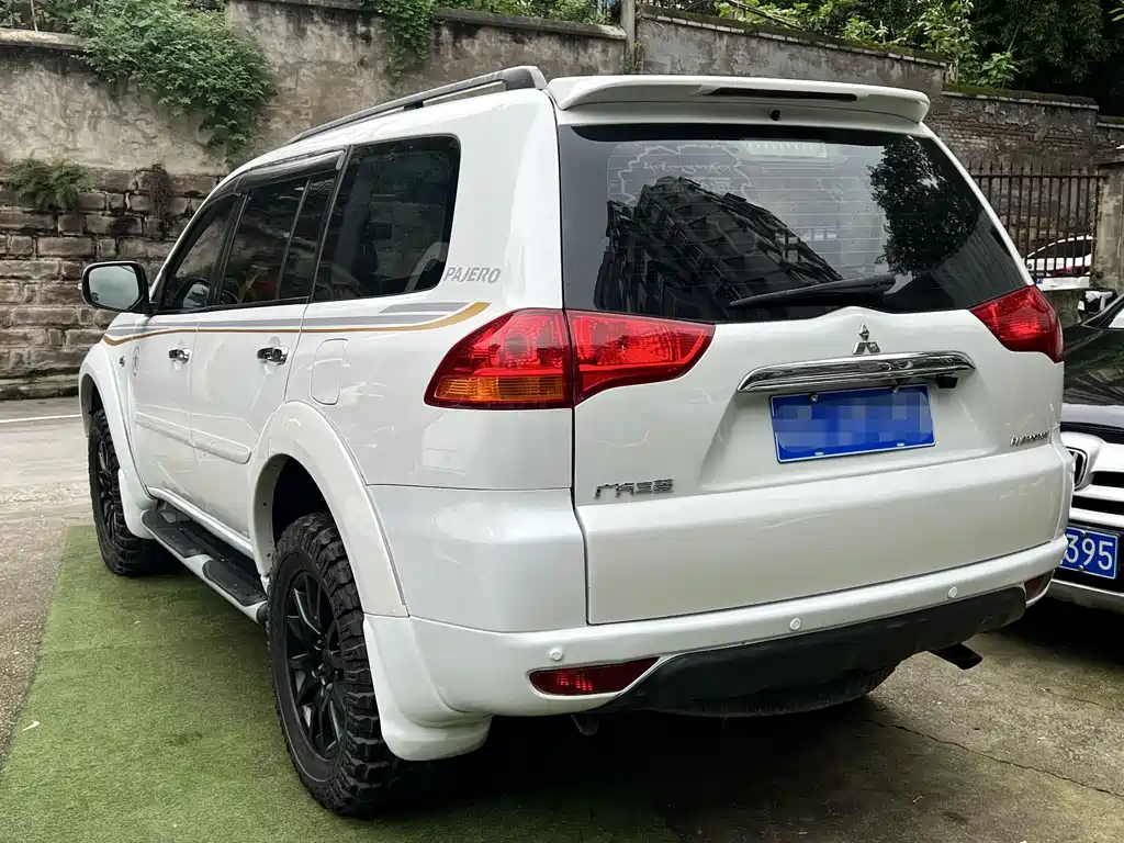 Mitsubishi Pajero Sport 2015