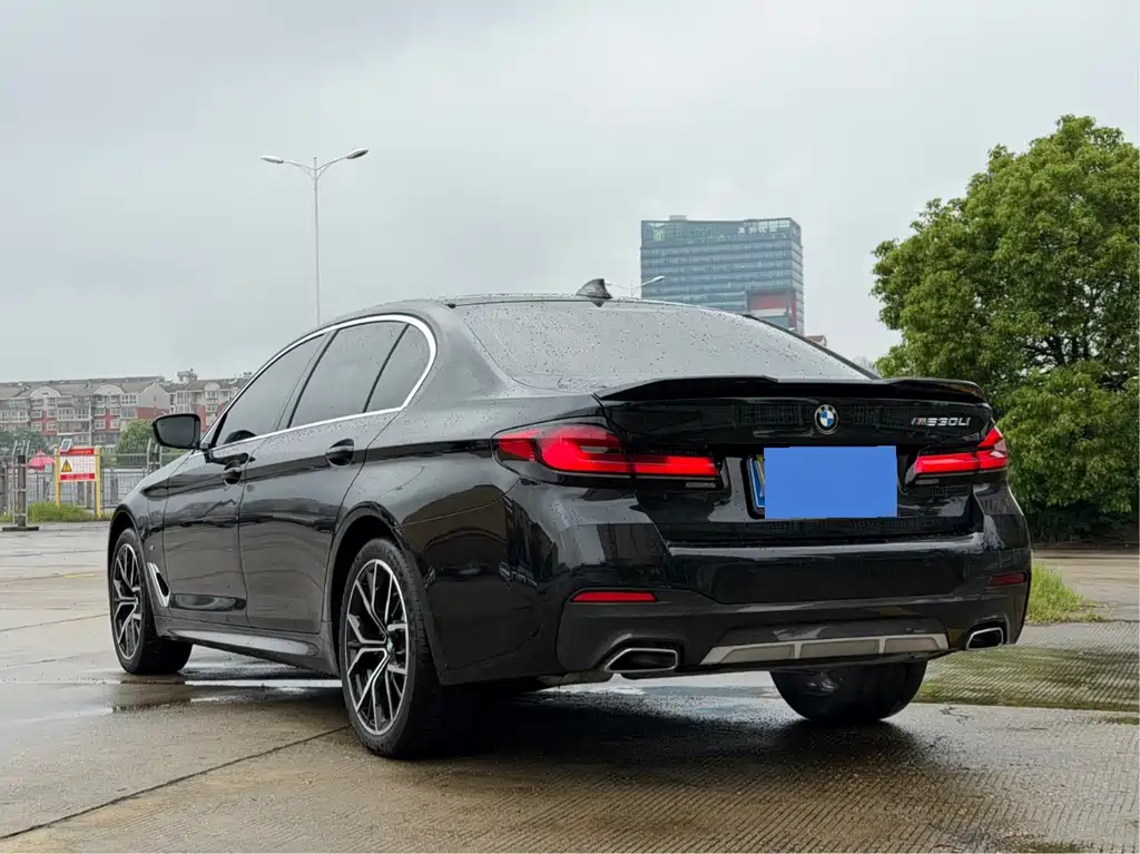 BMW 5 Series 2023 — фото 10