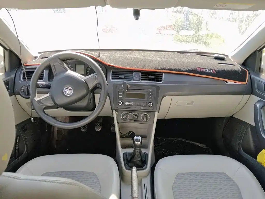 Skoda Rapid 2015 — фото 10