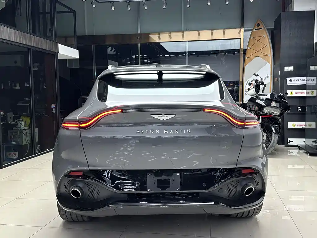 Aston Martin DBX 2022 — фото 7