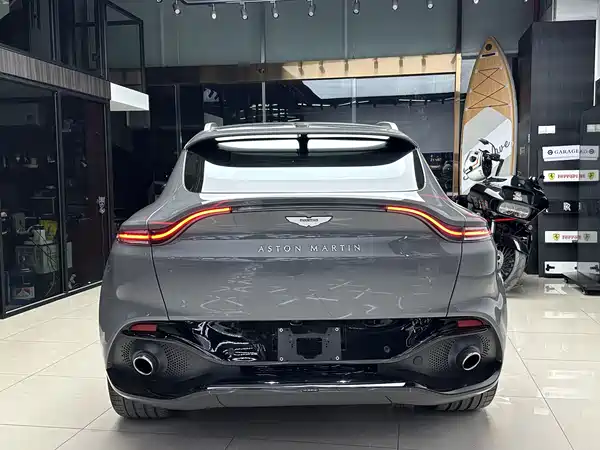 Aston Martin DBX 2022