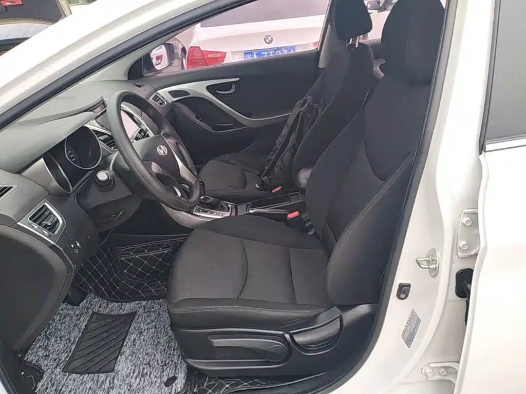 Hyundai Elantra 2017 — фото 15