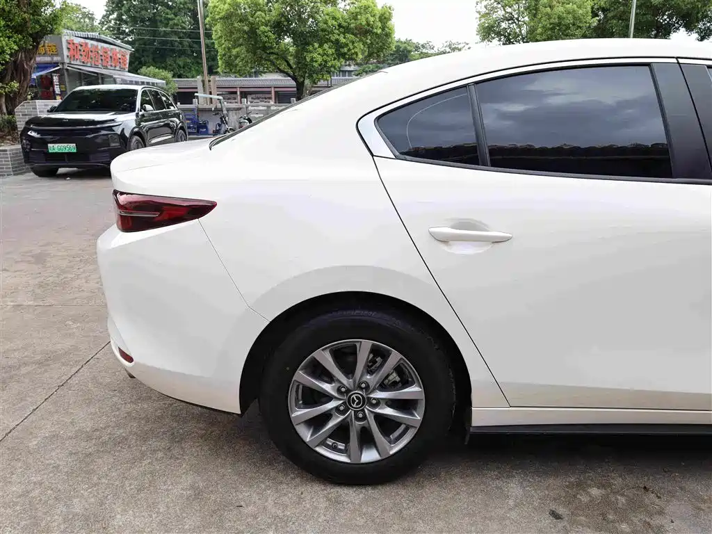 Mazda 3 Axela 2023 — фото 27