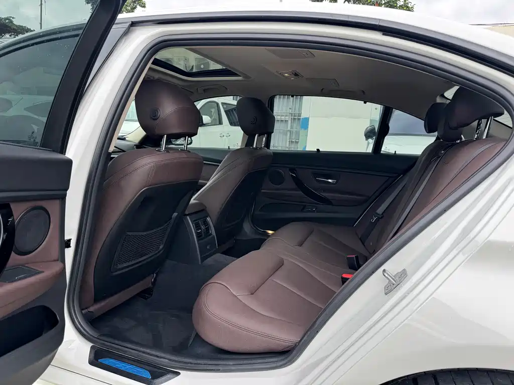 BMW 3 Series 2019 — фото 15