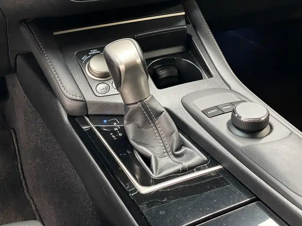 Lexus ES 2017 — фото 19