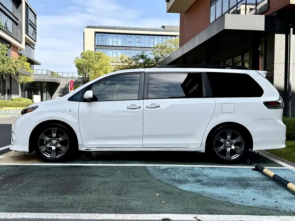 Toyota Sienna 2017 — фото 9