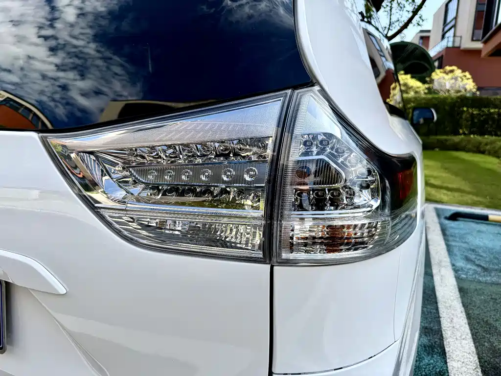 Toyota Sienna 2017 — фото 12