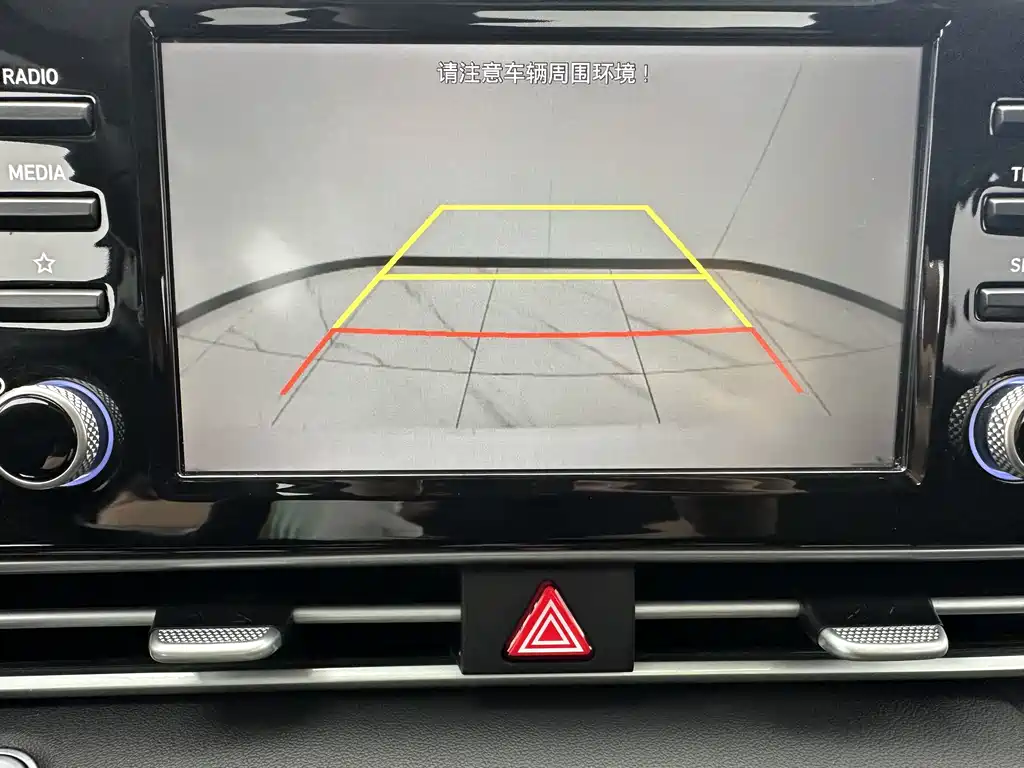 Hyundai Elantra 2023 — фото 17
