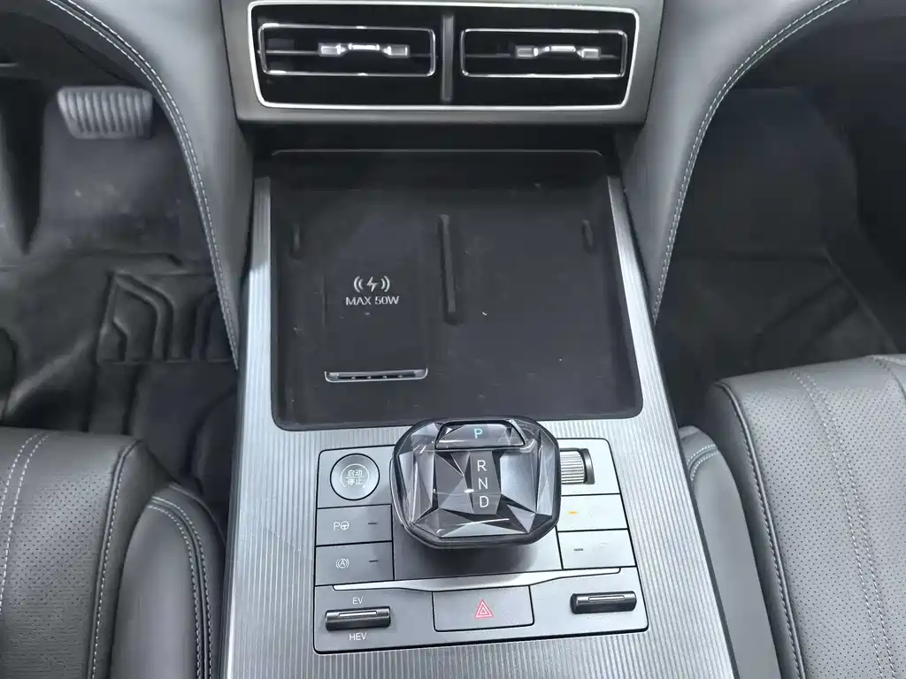 BYD L DM-i 2025 — фото 18