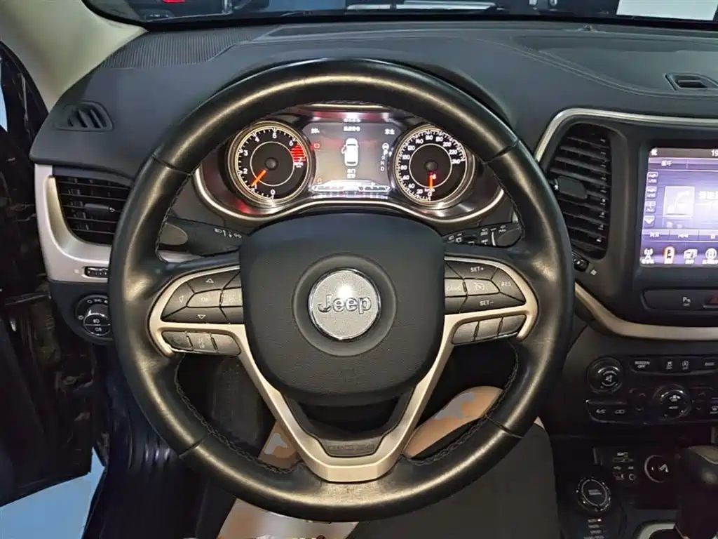 Jeep Cherokee 2018 — фото 11
