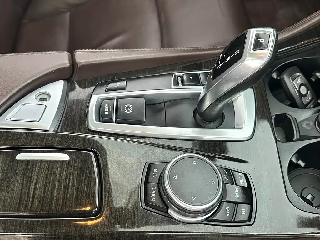 BMW 5 Series 2015 — фото 9