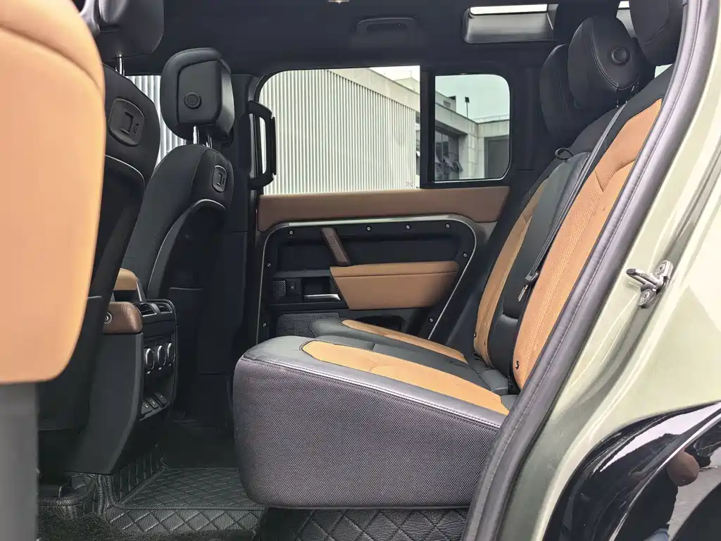 Land Rover Defender 2021 — фото 12
