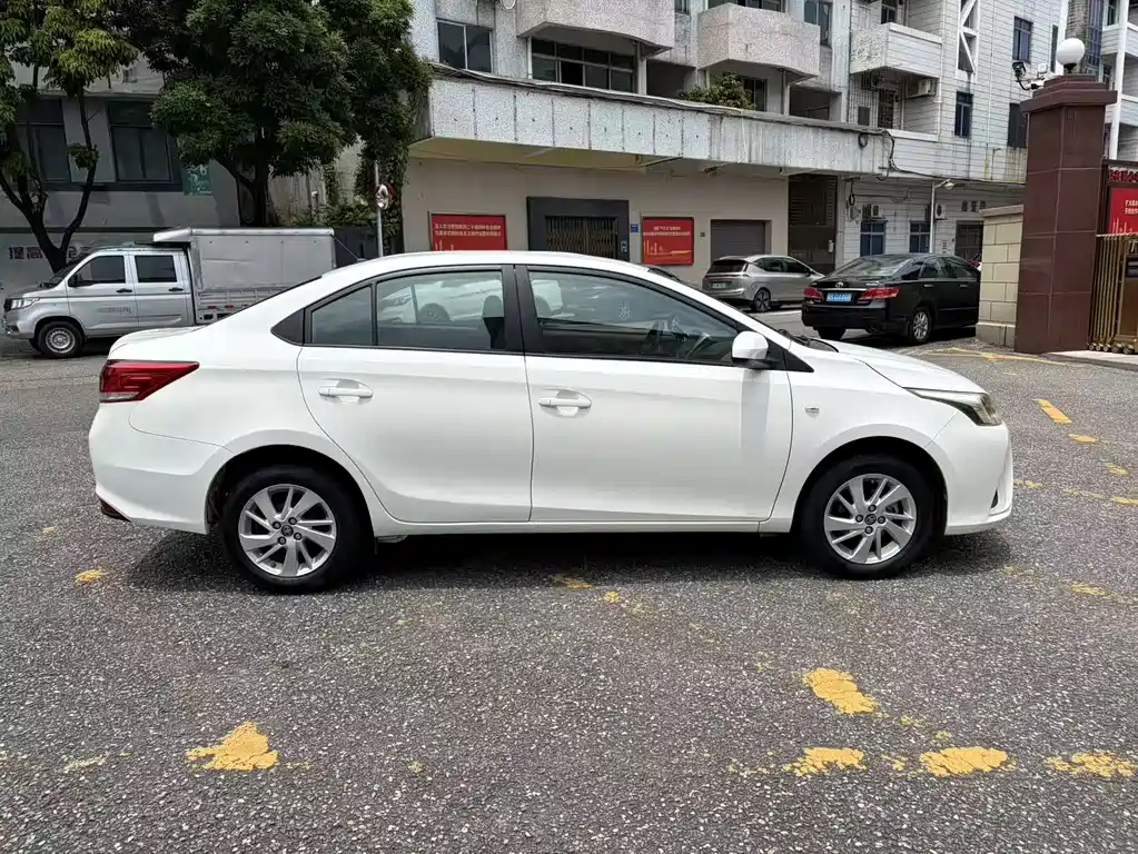 Toyota Yaris L 2017 — фото 4