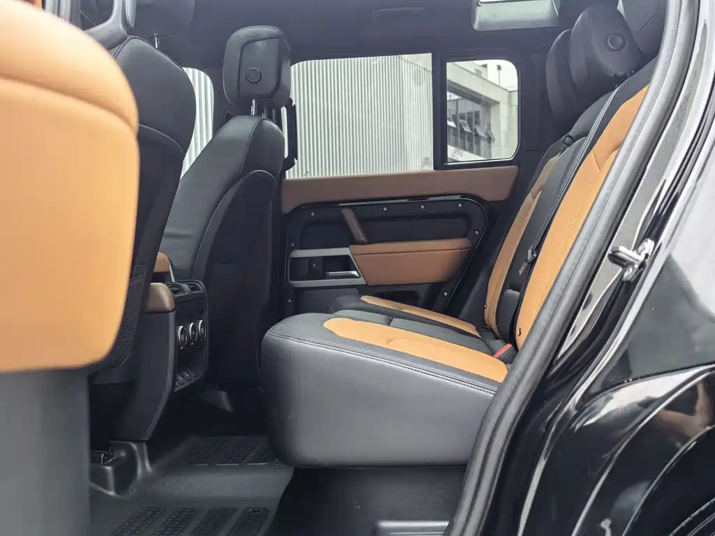 Land Rover Defender 2024 — фото 12