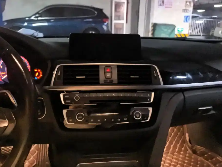 BMW 3 Series 2018 — фото 13