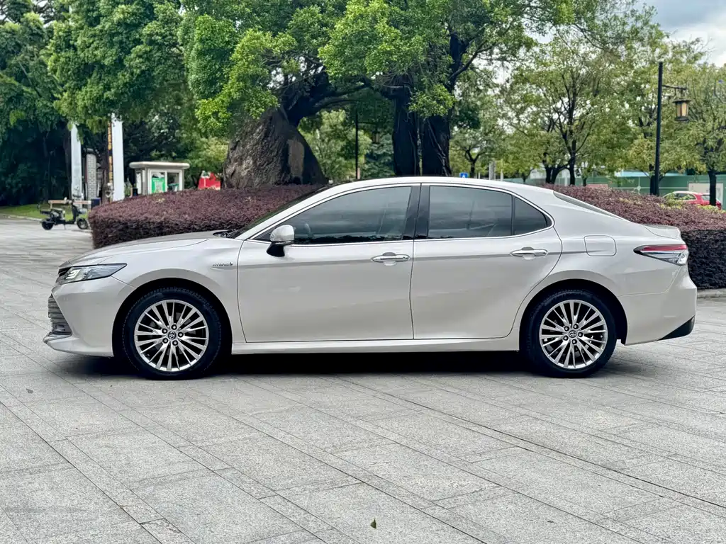 Toyota Camry 2019 — фото 4