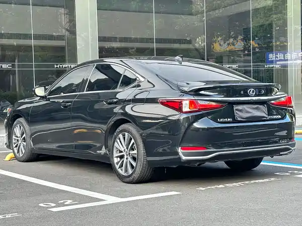 Lexus ES 2020
