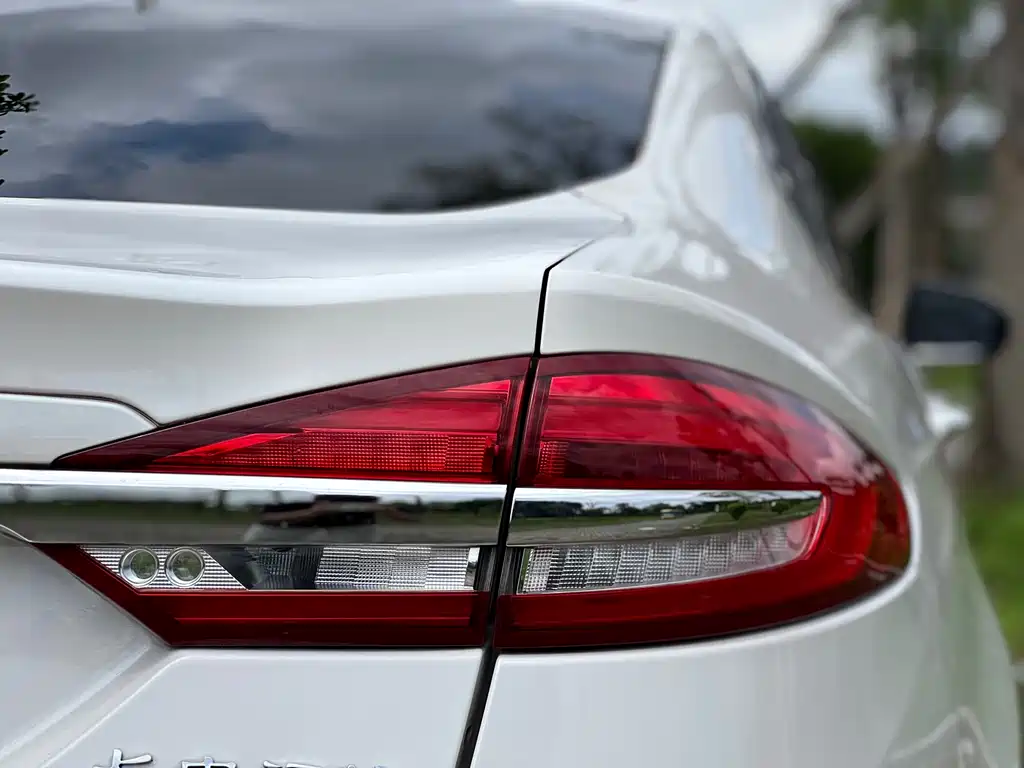 Ford Mondeo 2017 — фото 19