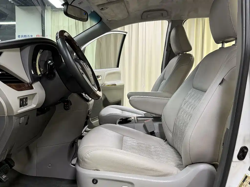 Toyota Sienna 2015 — фото 15