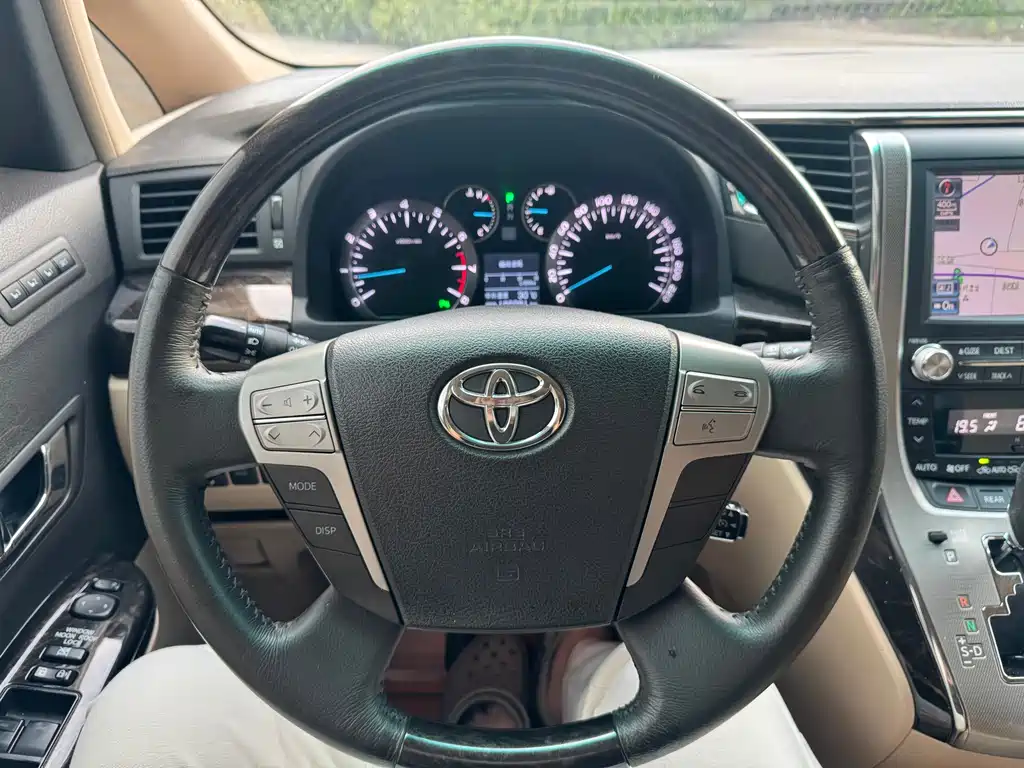 Toyota Alphard 2014
