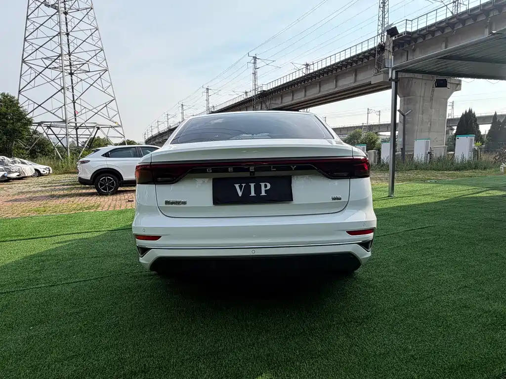 Geely Emgrand 2021