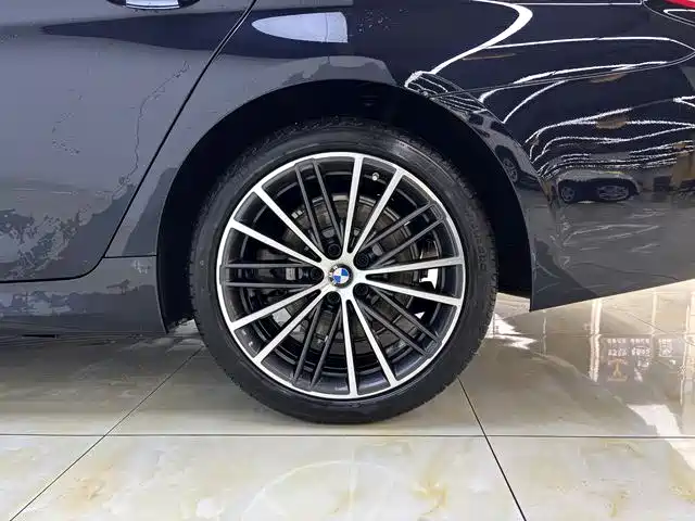BMW 5 Series 2021 — фото 10