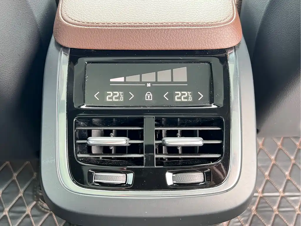 Volvo XC90 2020 — фото 17