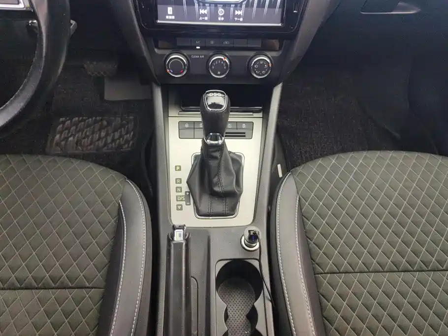 Skoda Octavia 2017 — фото 16