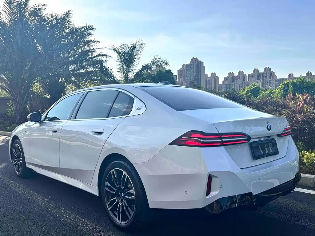 BMW 5 Series 2025 — фото 10