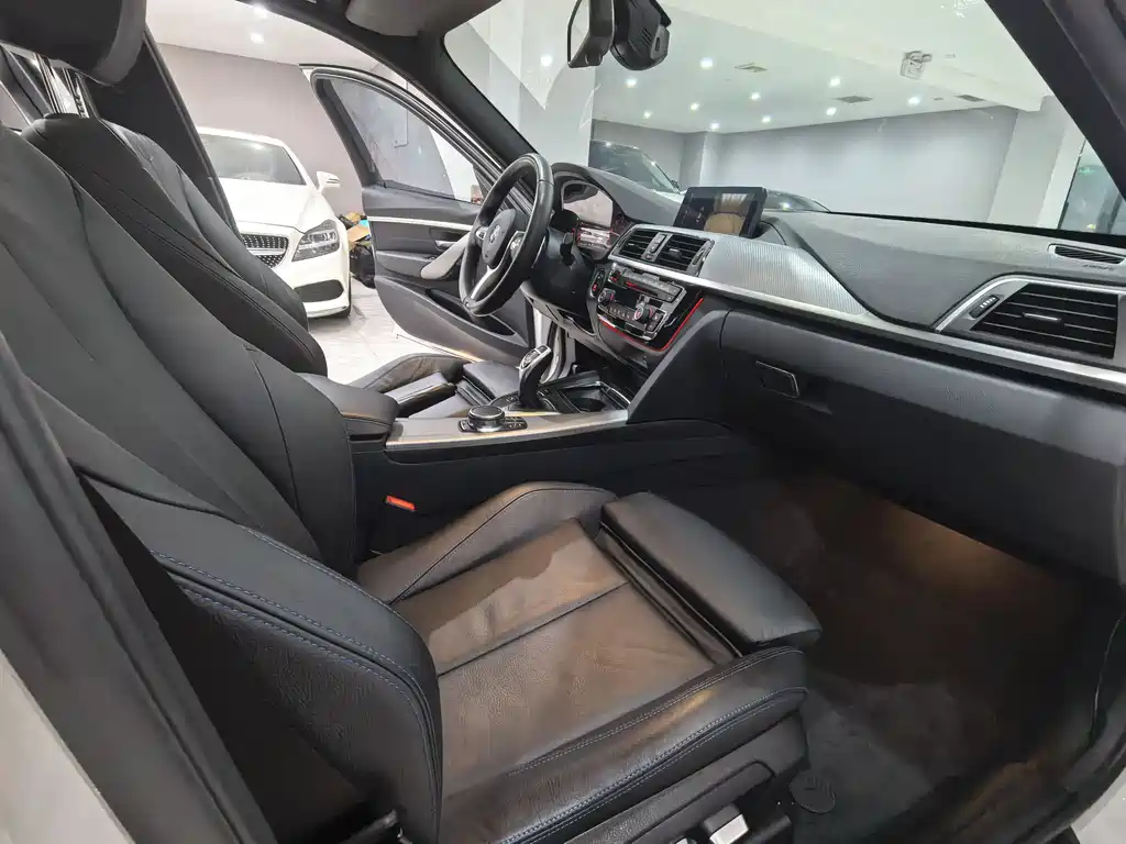 BMW 3 Series 2018 — фото 19