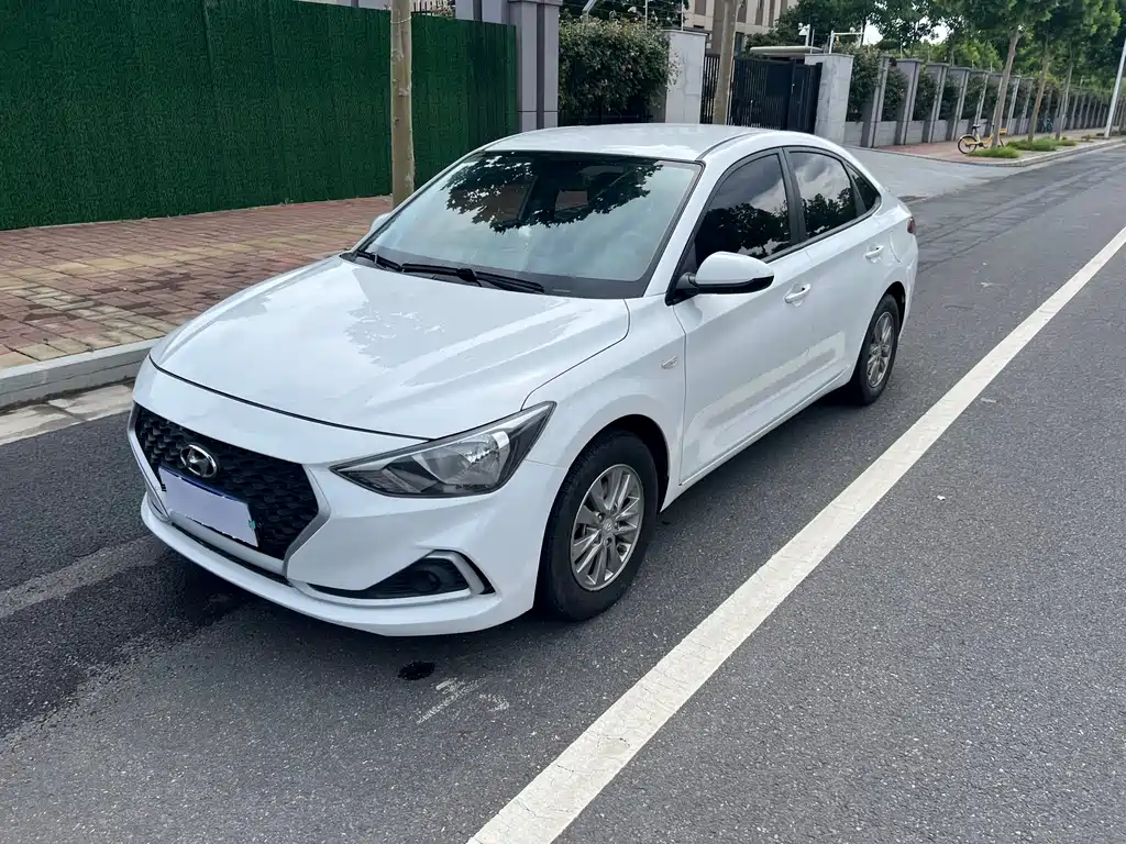 Hyundai Elantra 2018 — фото 1