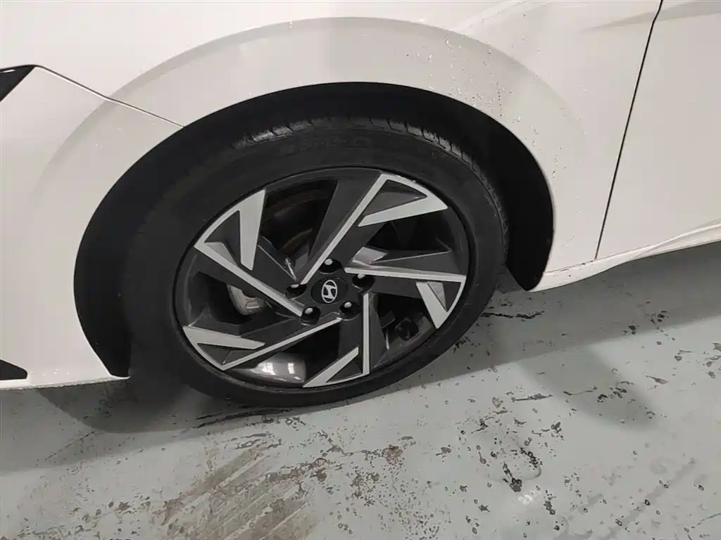 Hyundai Elantra 2023 — фото 23