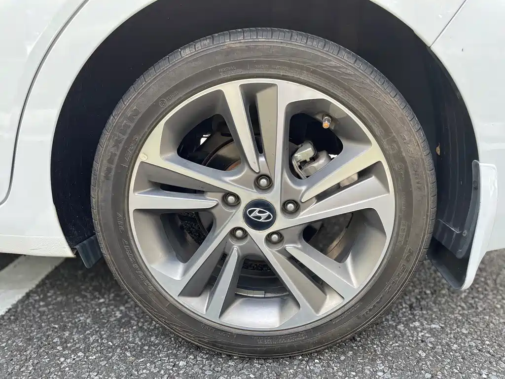 Hyundai Elantra 2018 — фото 11